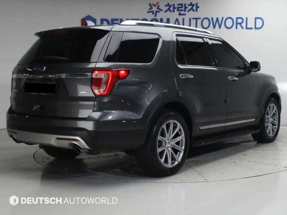 Ford Explorer — photo 02