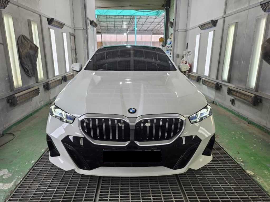BMW 5-Series — photo 01