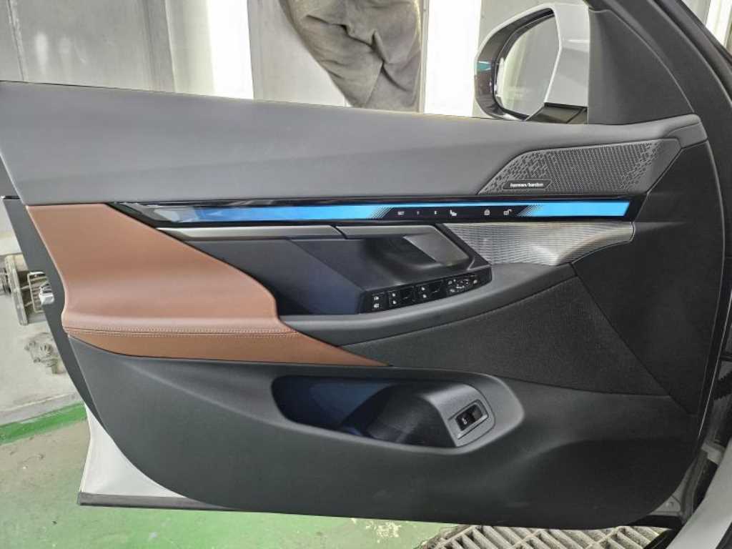 BMW 5-Series — photo 11