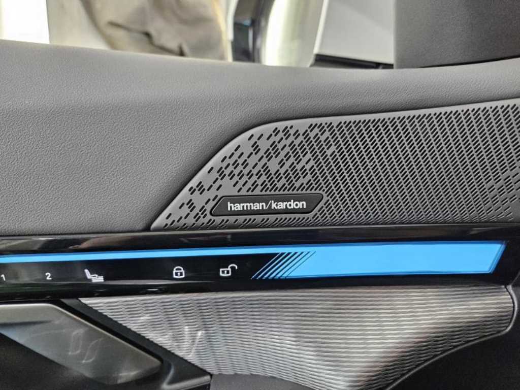 BMW 5-Series — photo 12