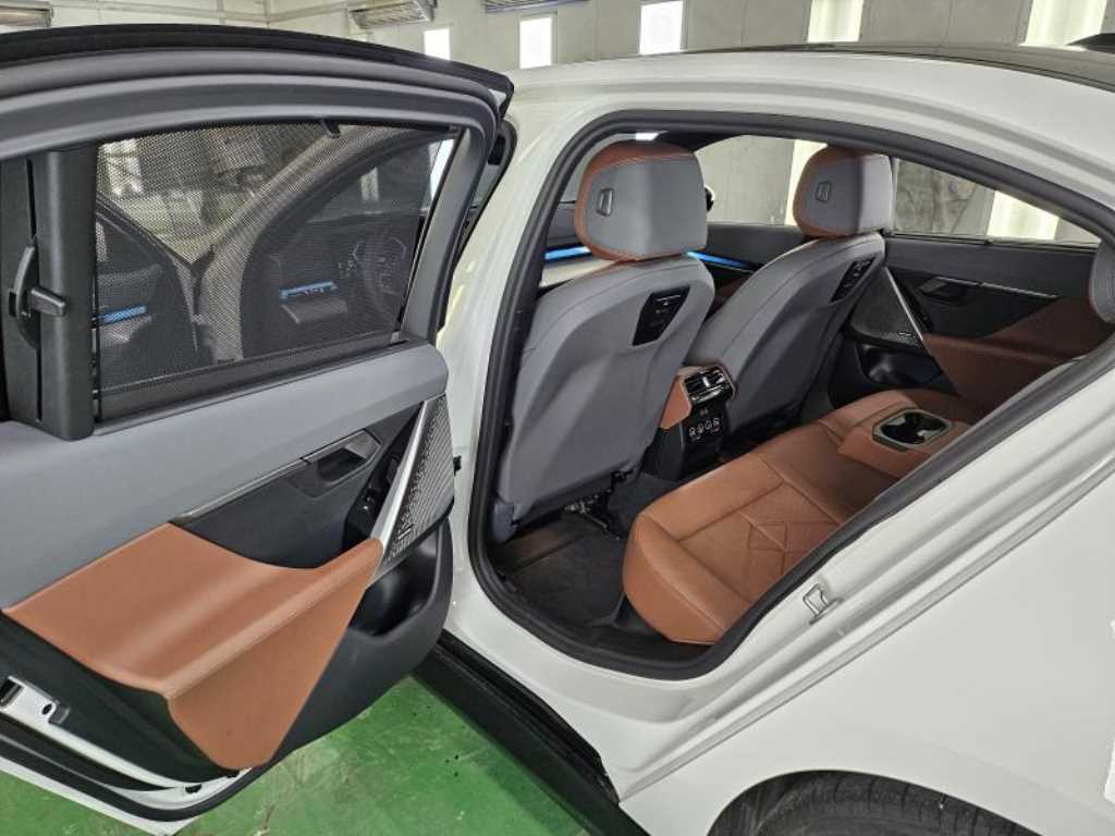 BMW 5-Series — photo 14