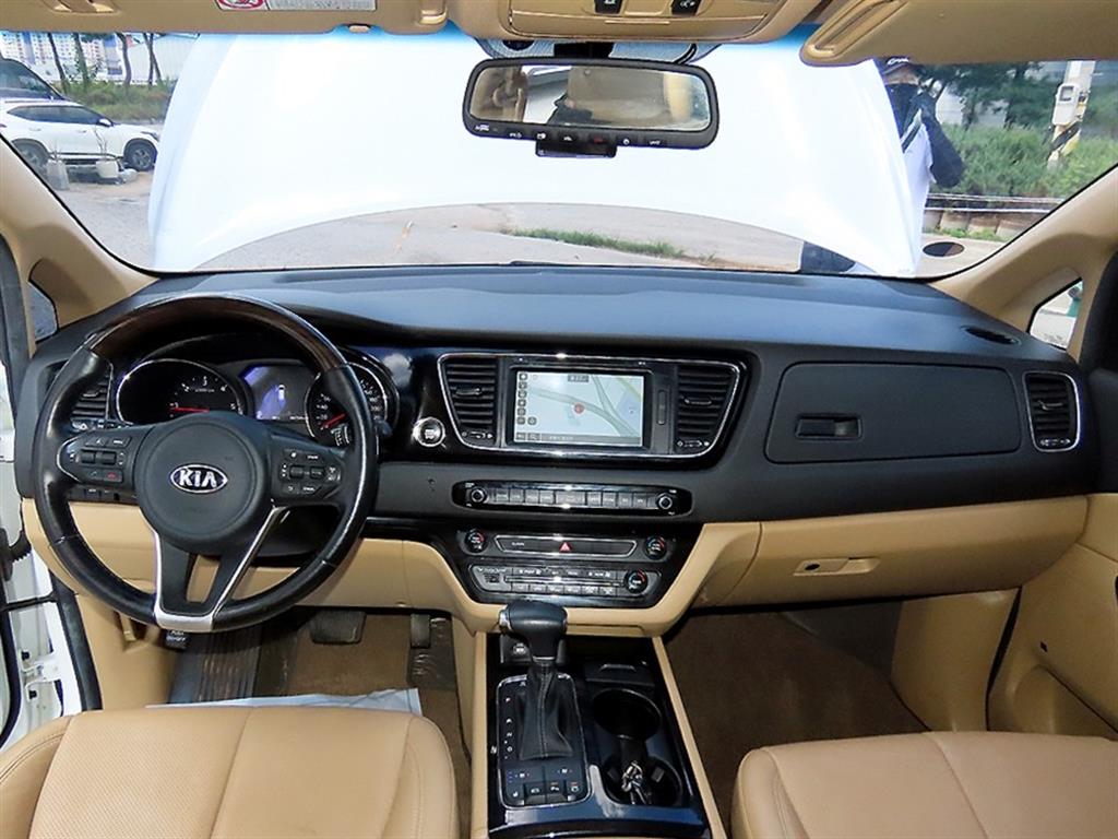 Kia Carnival — photo 07