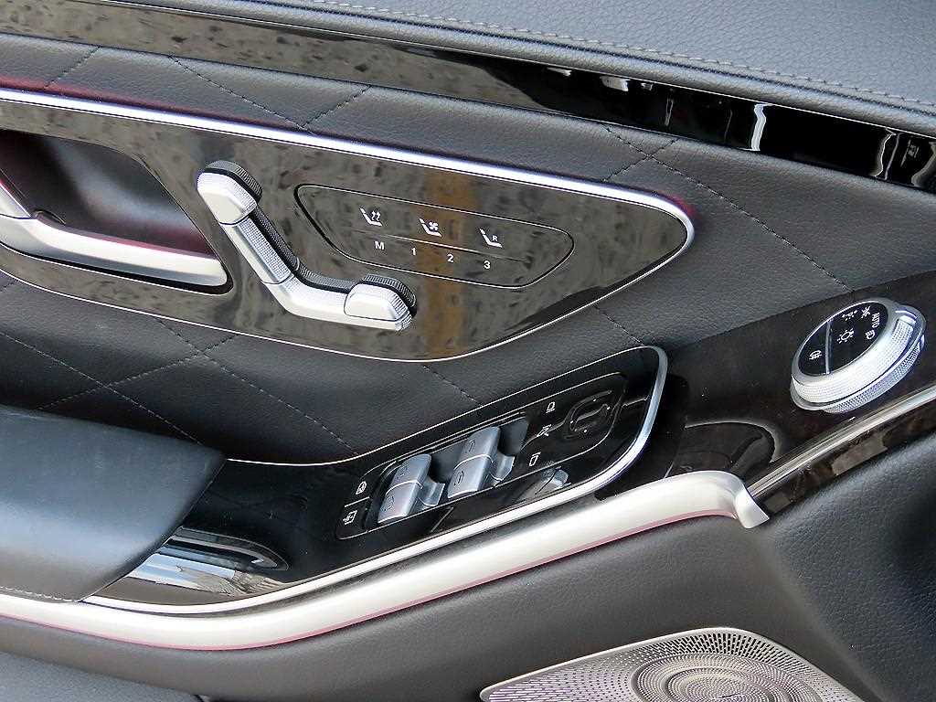 Mercedes-Benz S-Class — photo 12