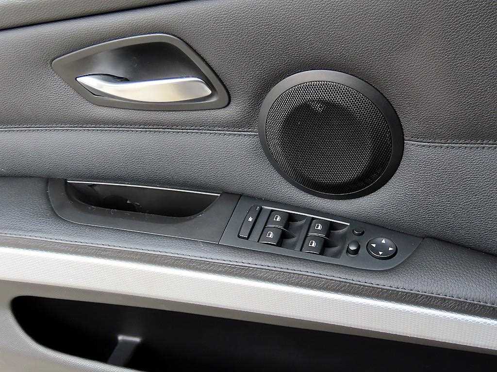 BMW 3-Series — photo 11