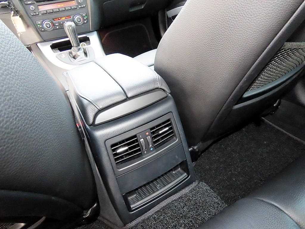 BMW 3-Series — photo 16
