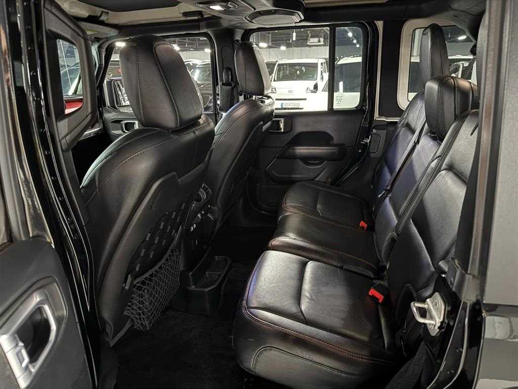 Jeep Wrangler — photo 11