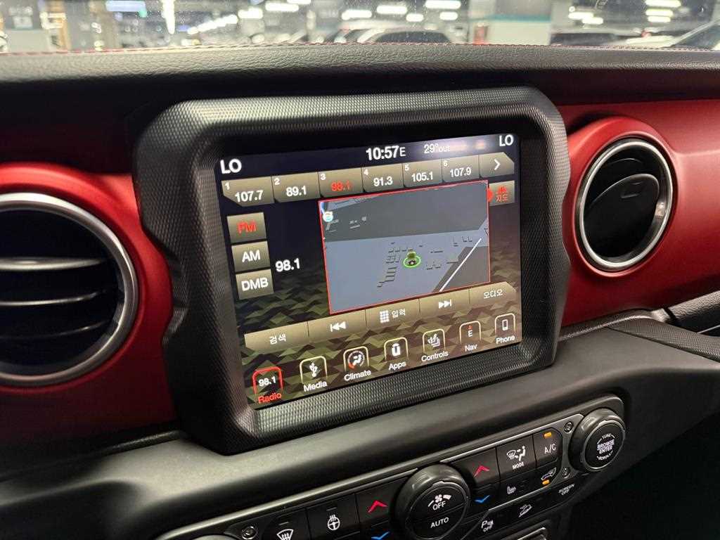 Jeep Wrangler — photo 14