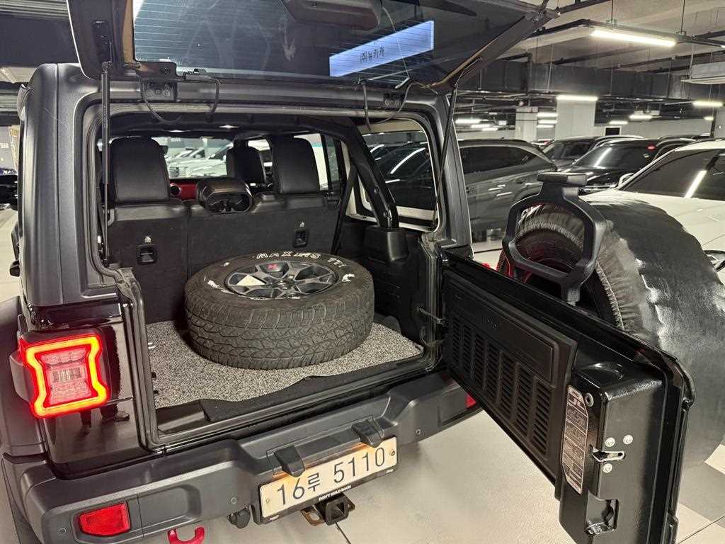 Jeep Wrangler — photo 19