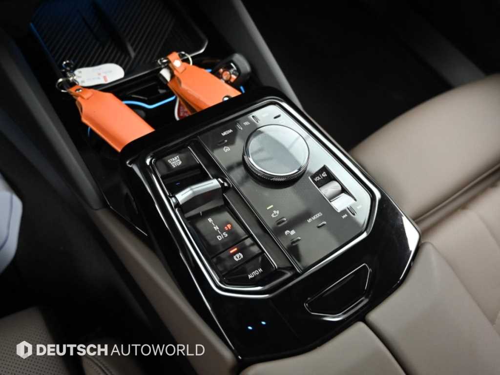 BMW 5-Series — photo 09