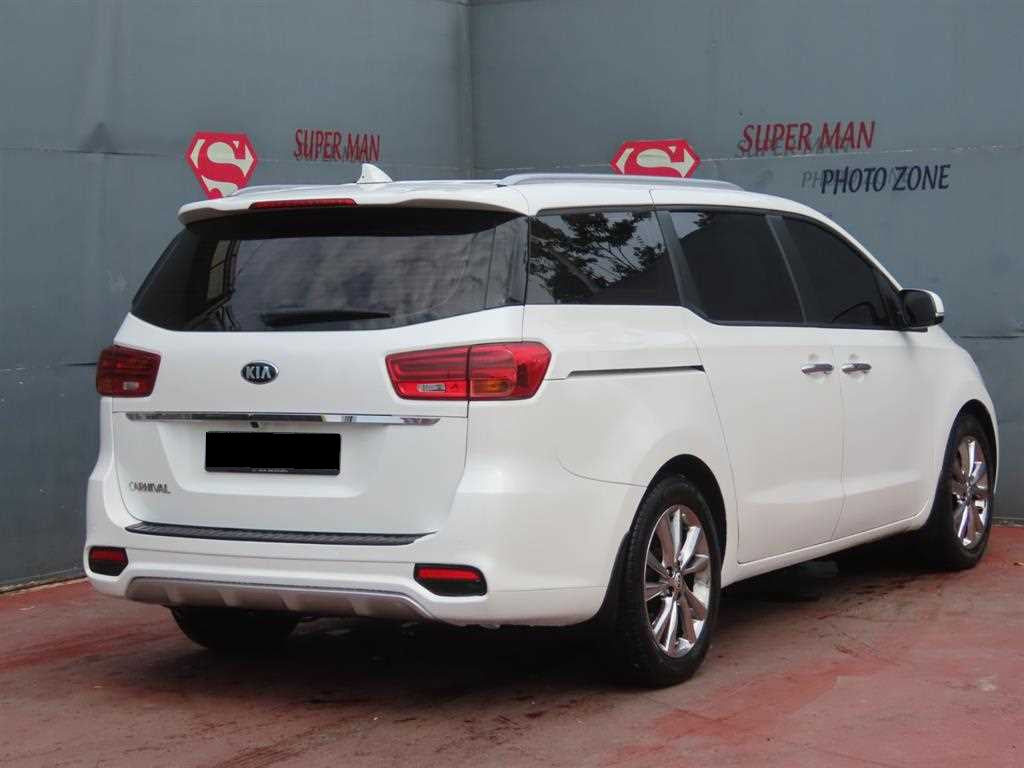 Kia Carnival — photo 03