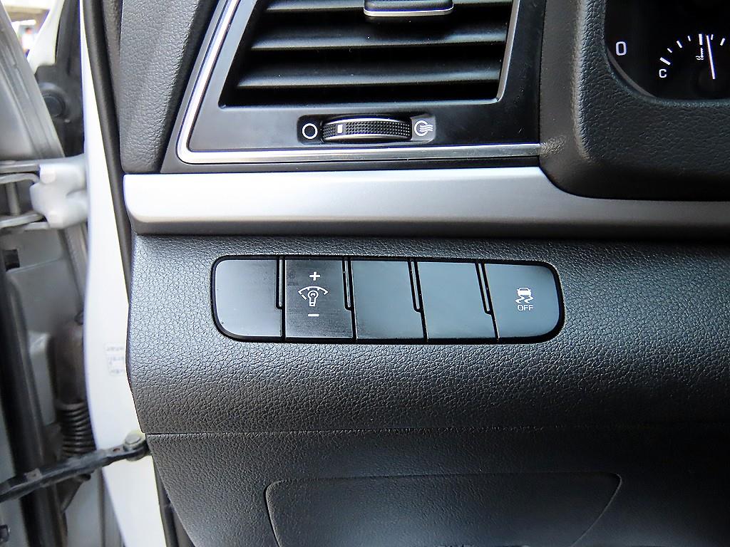 Hyundai Avante — photo 12