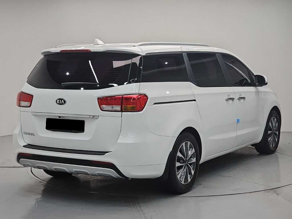 Kia Carnival — photo 04