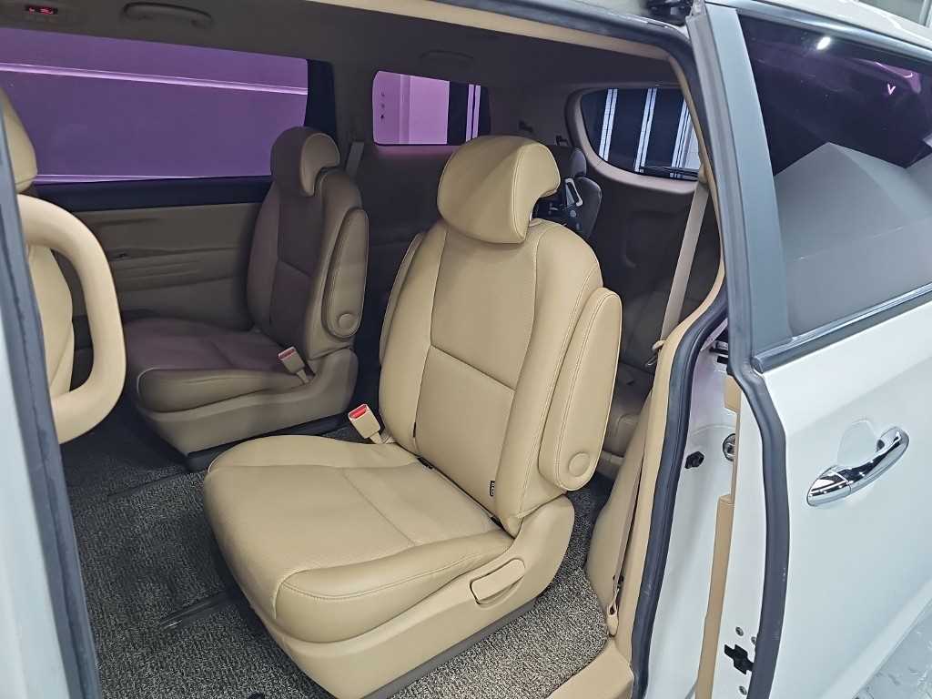 Kia Carnival — photo 12