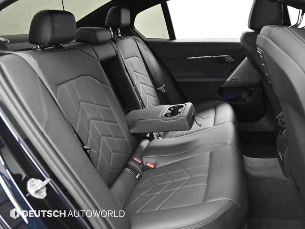 BMW 5-Series — photo 12