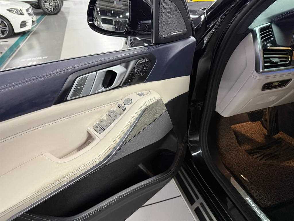 BMW X7 — photo 11