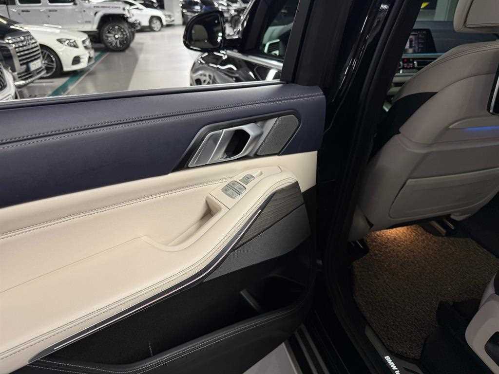 BMW X7 — photo 17