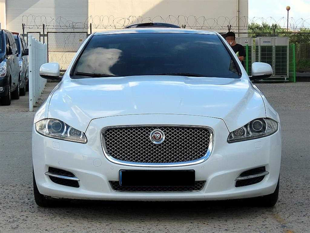 Jaguar XJ — photo 01