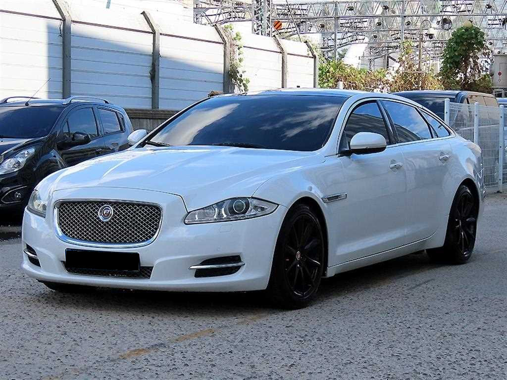 Jaguar XJ — photo 02