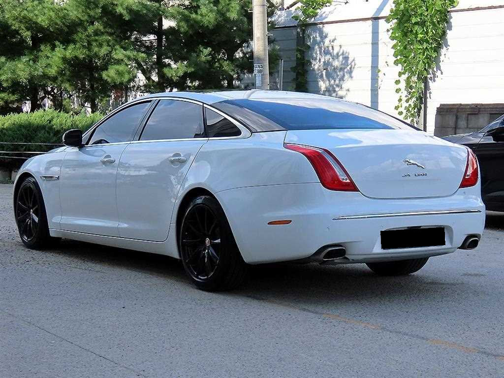 Jaguar XJ — photo 03
