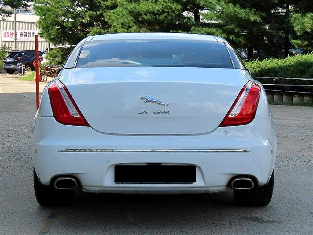 Jaguar XJ — photo 04
