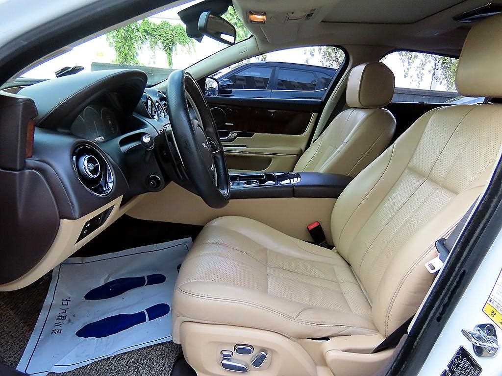 Jaguar XJ — photo 05