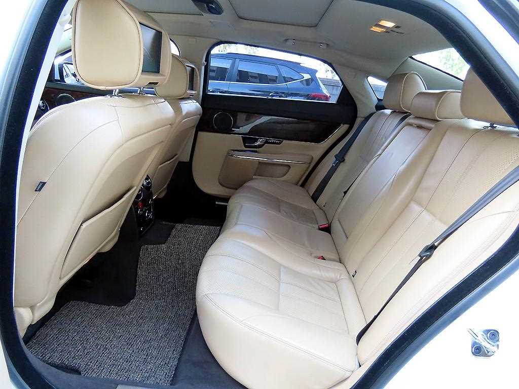 Jaguar XJ — photo 06