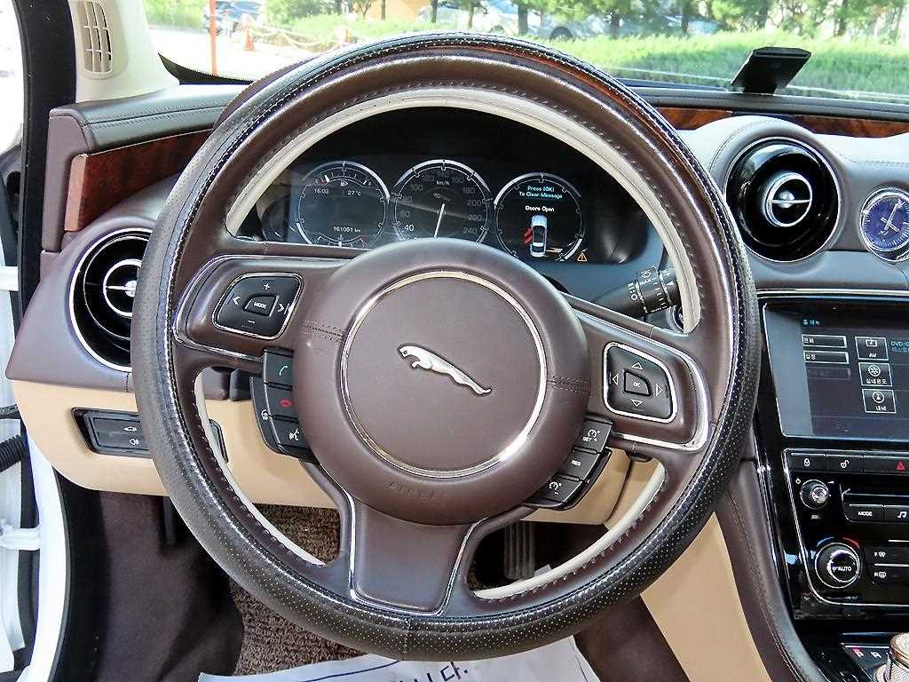 Jaguar XJ — photo 08