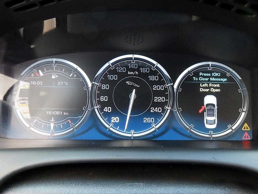 Jaguar XJ — photo 09