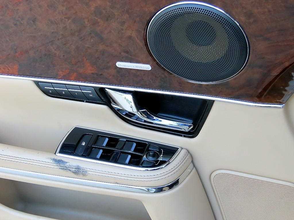 Jaguar XJ — photo 11