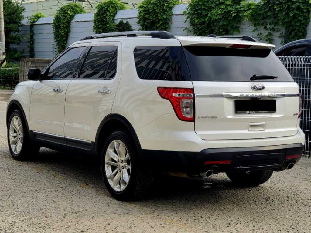 Ford Explorer — photo 03