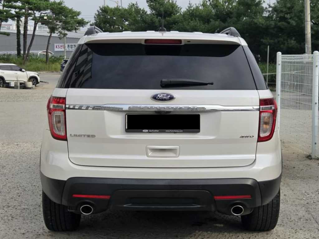 Ford Explorer — photo 04