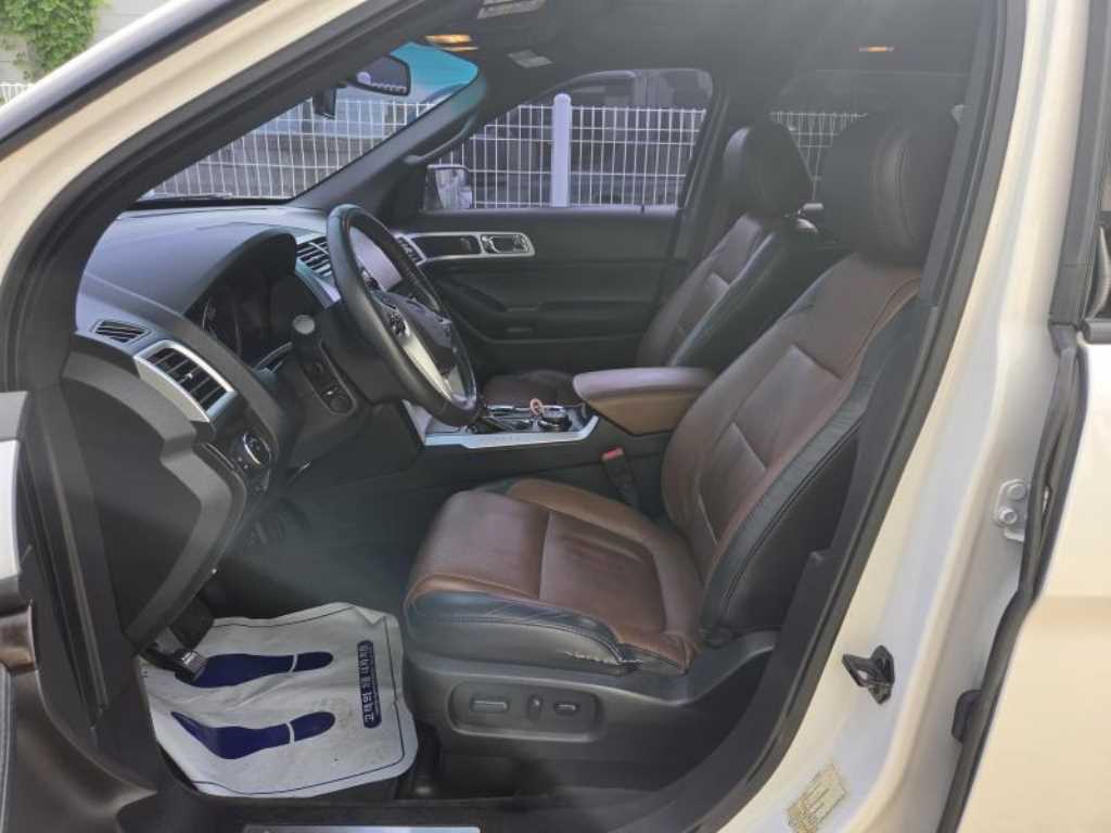 Ford Explorer — photo 05