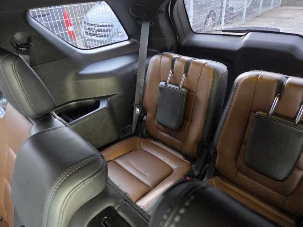 Ford Explorer — photo 07