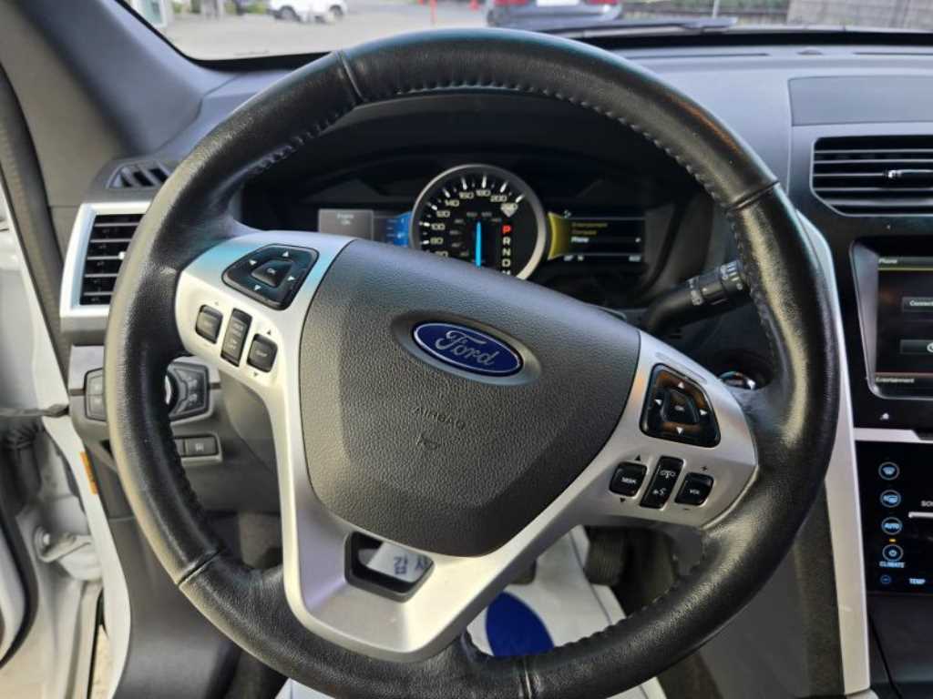 Ford Explorer — photo 08
