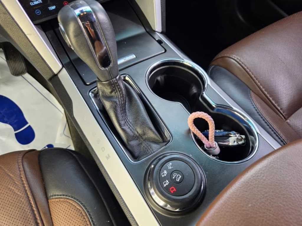Ford Explorer — photo 10