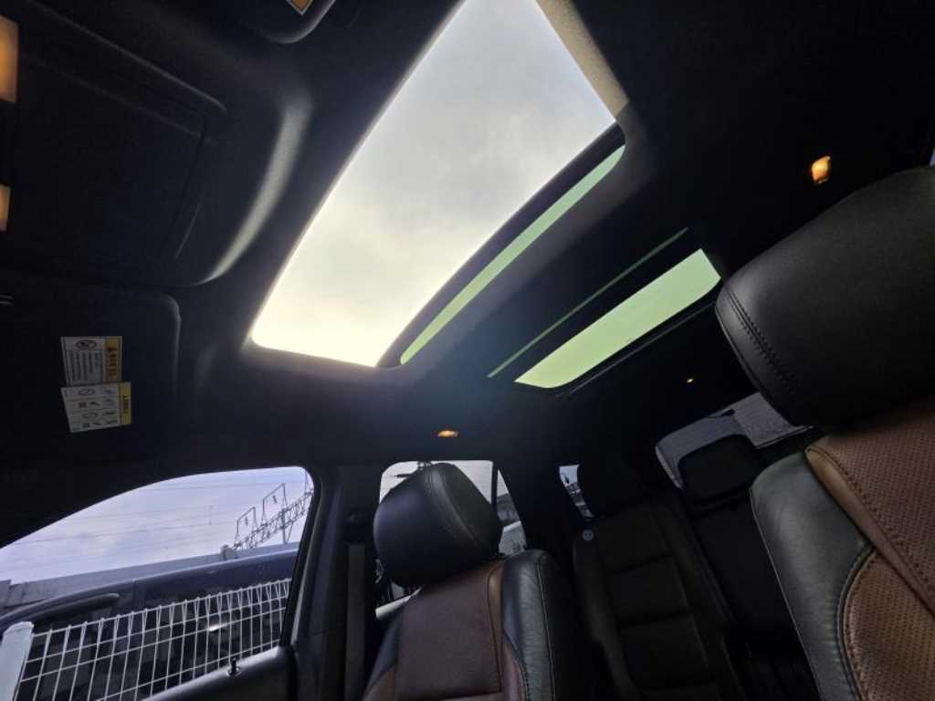 Ford Explorer — photo 17