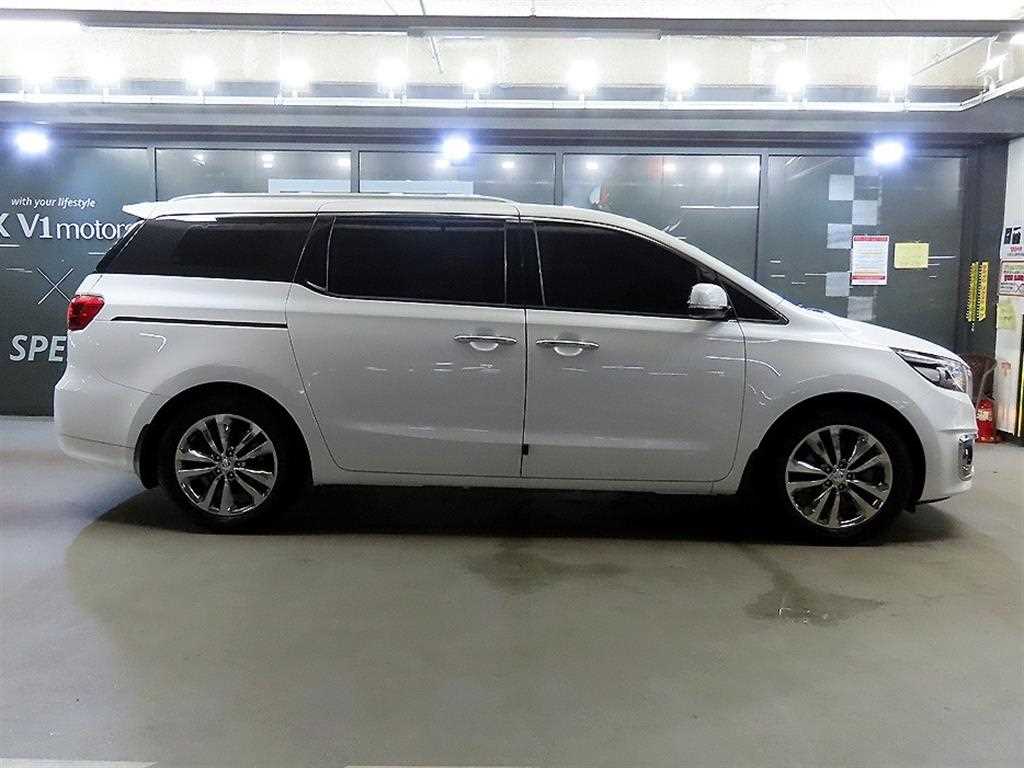 Kia Carnival — photo 03