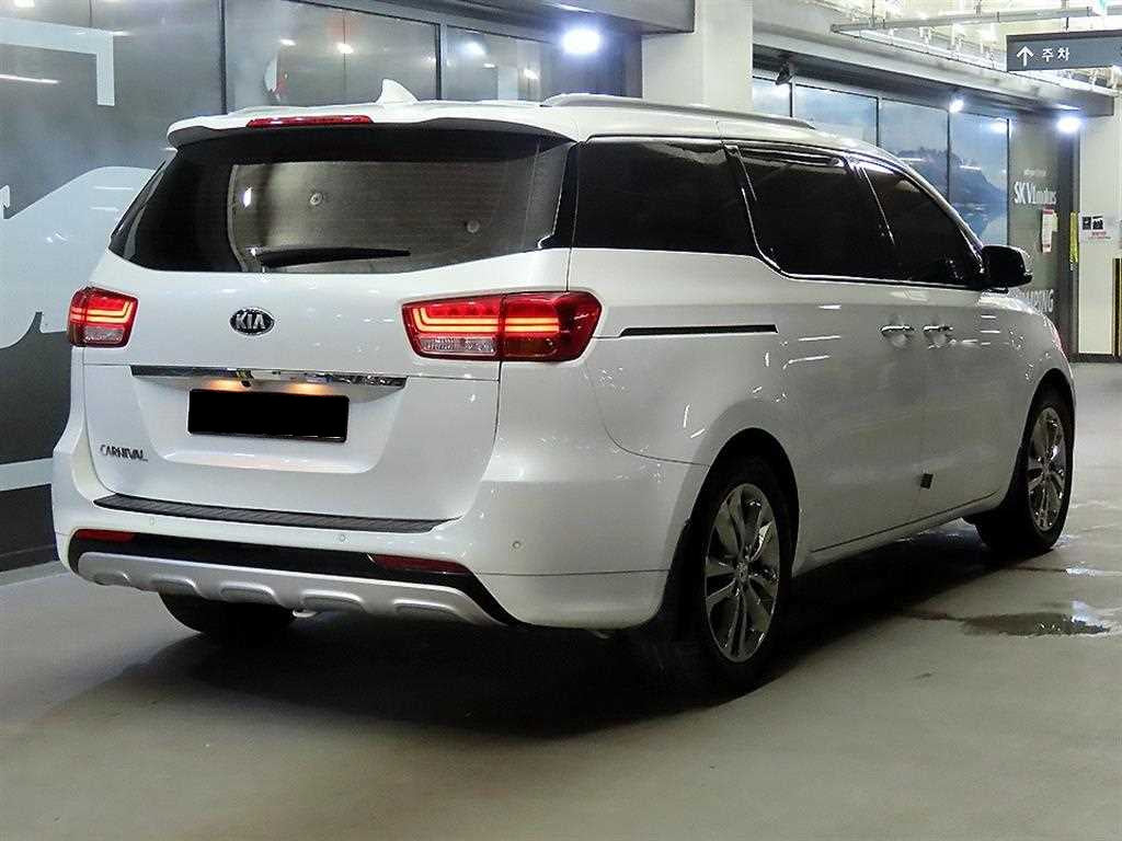 Kia Carnival — photo 04