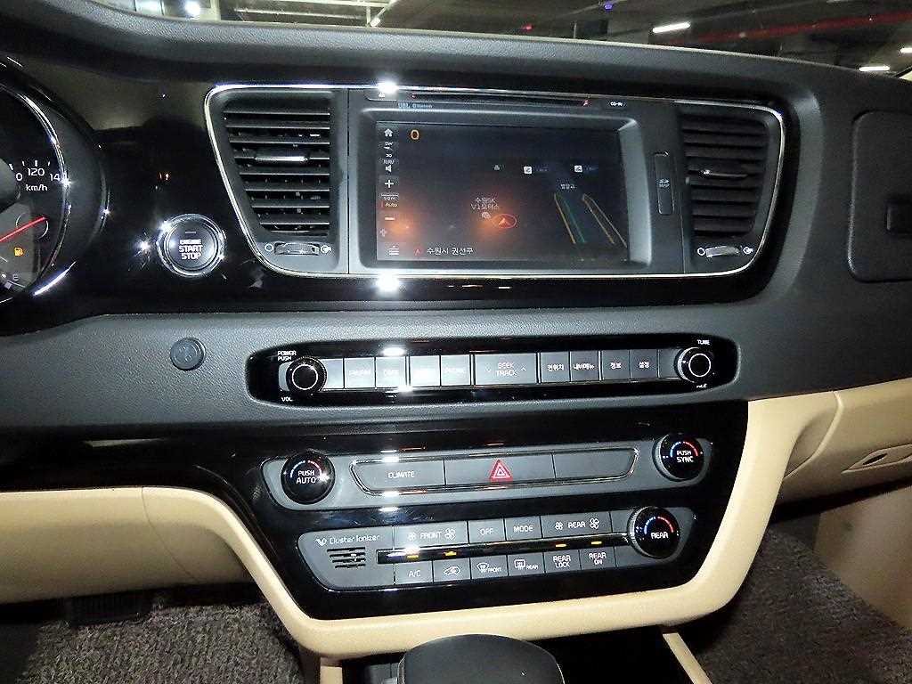Kia Carnival — photo 11