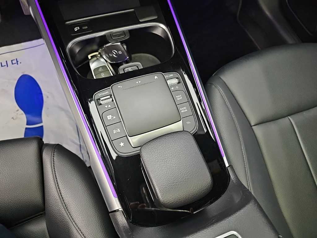 Mercedes-Benz GLB-Class — photo 08