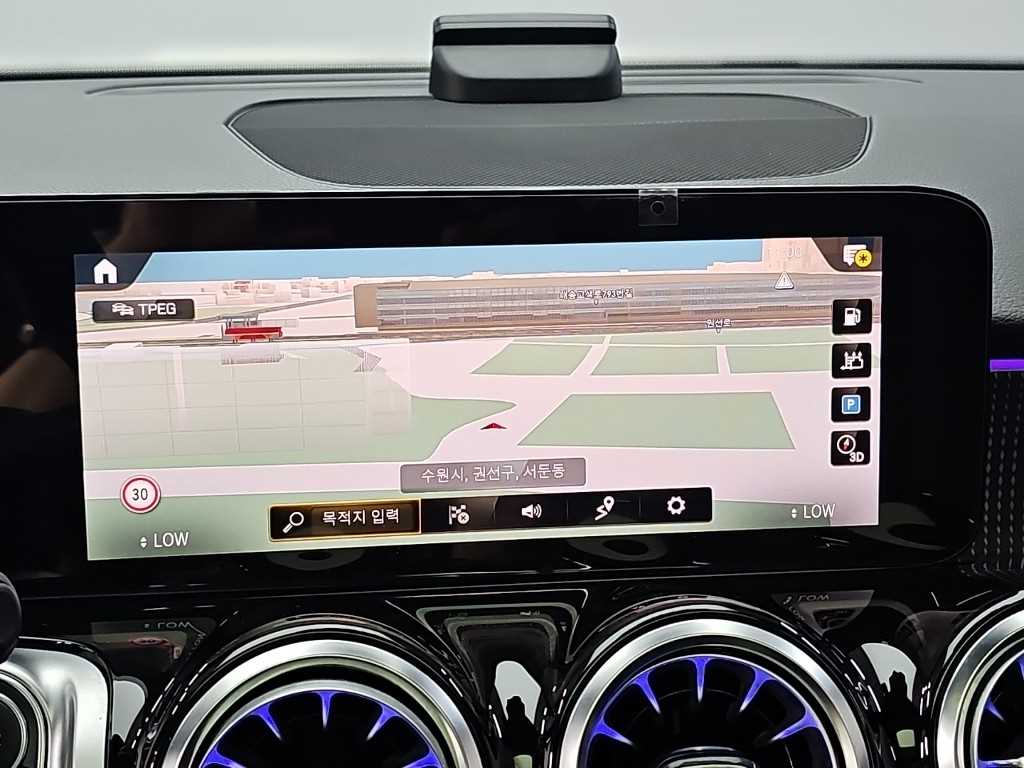 Mercedes-Benz GLB-Class — photo 14
