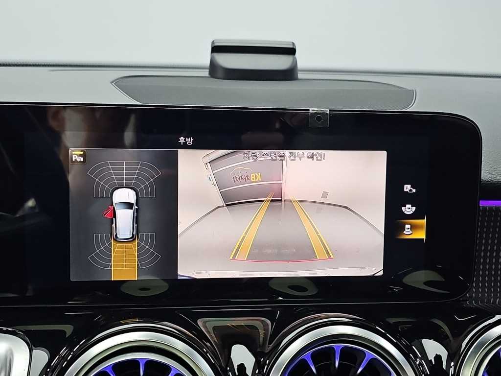 Mercedes-Benz GLB-Class — photo 15