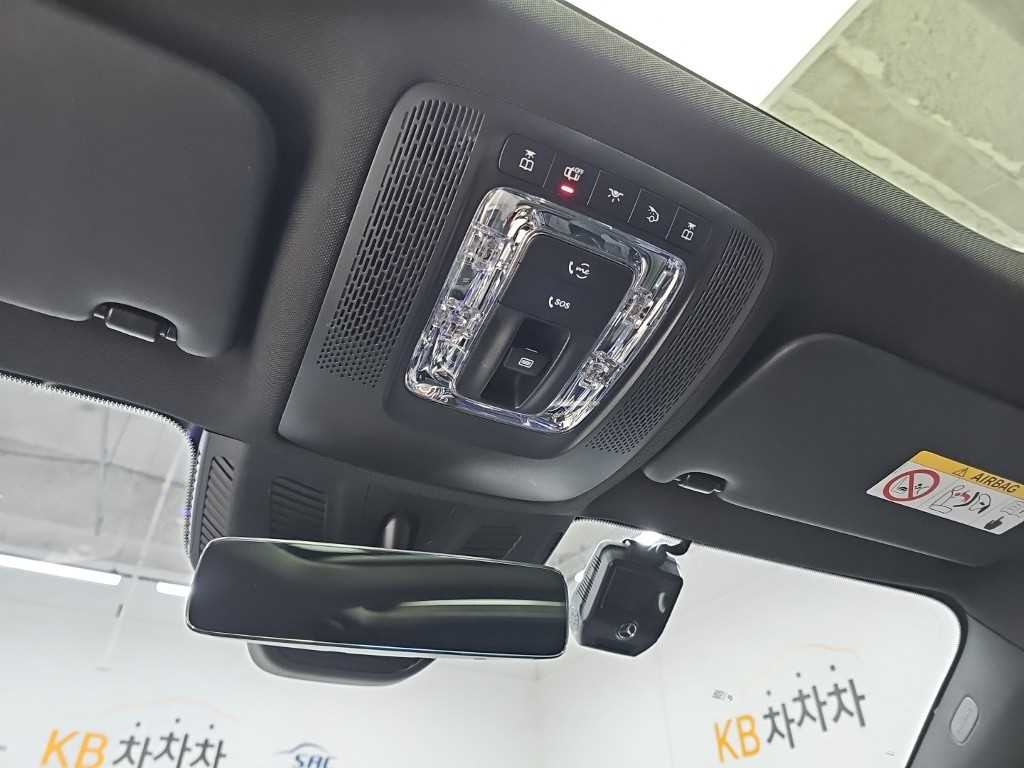 Mercedes-Benz GLB-Class — photo 16