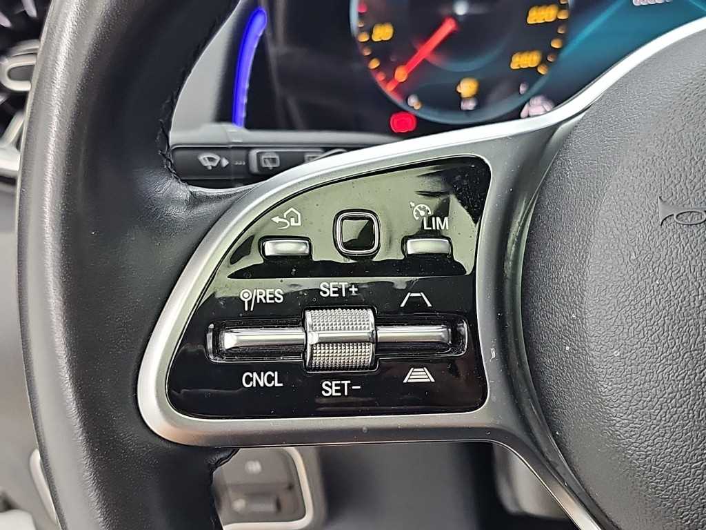 Mercedes-Benz GLB-Class — photo 17