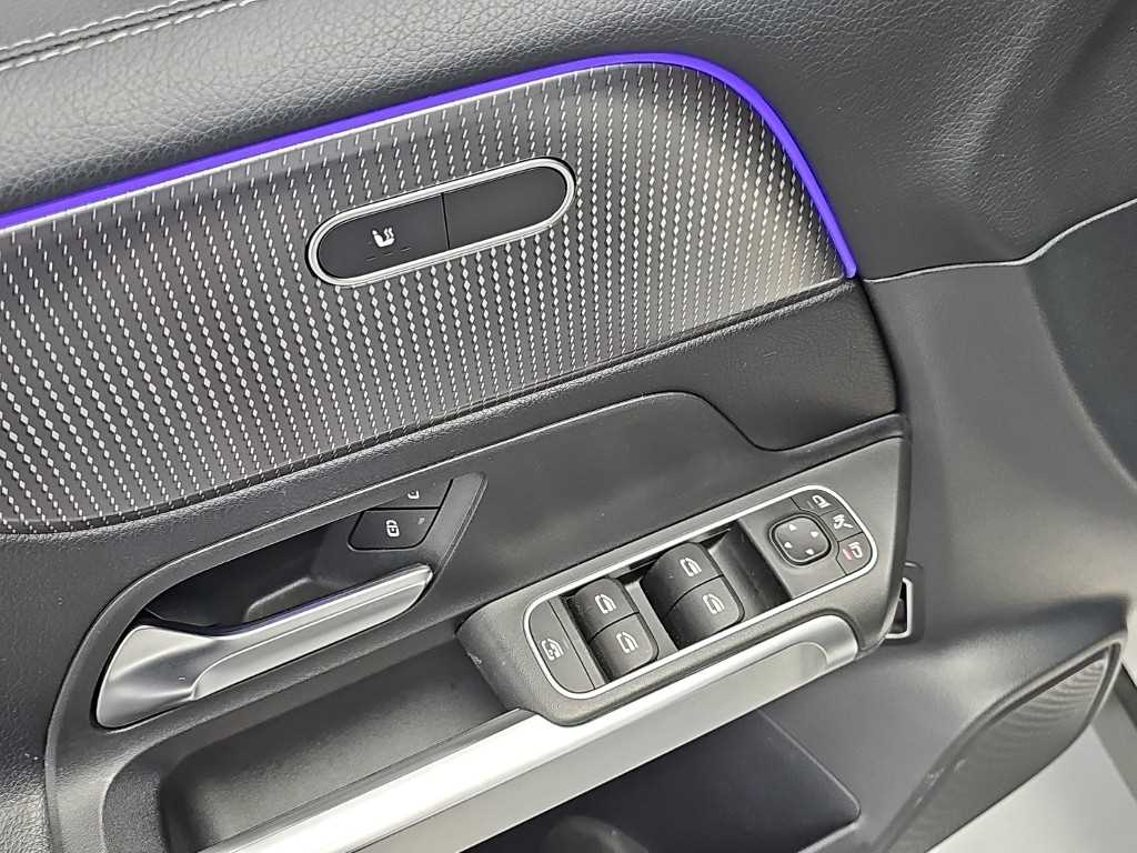 Mercedes-Benz GLB-Class — photo 19