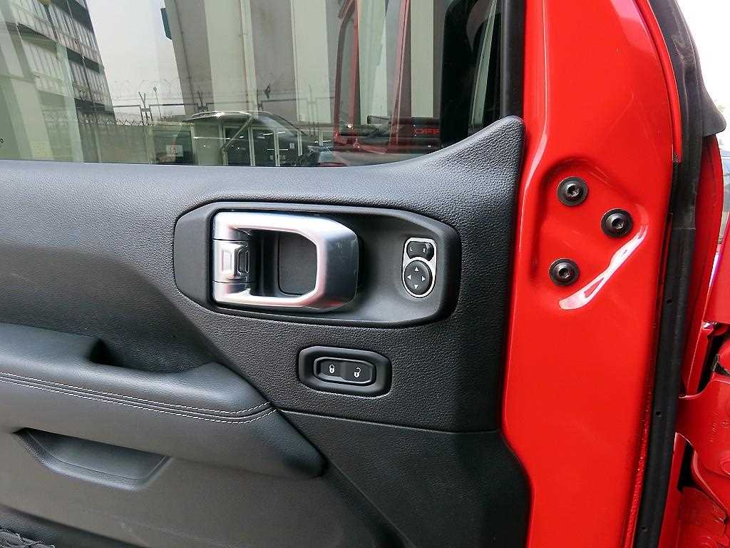 Jeep Wrangler — photo 11