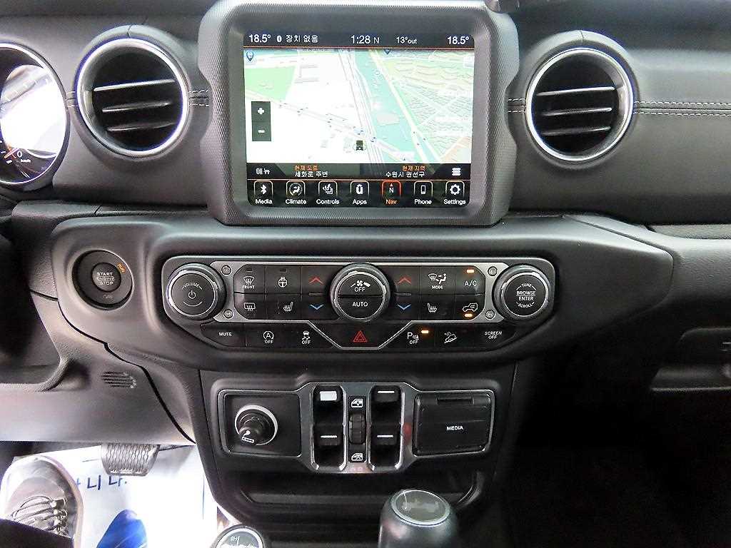 Jeep Wrangler — photo 12