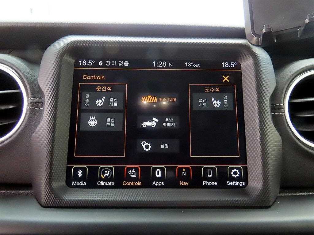 Jeep Wrangler — photo 14