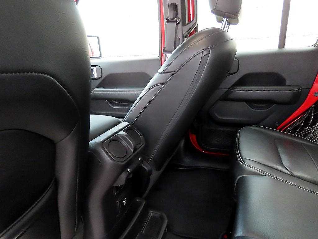Jeep Wrangler — photo 16