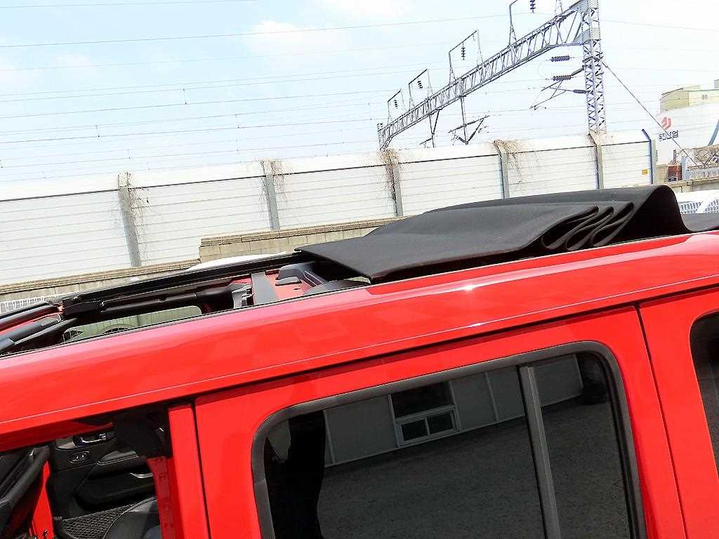 Jeep Wrangler — photo 18